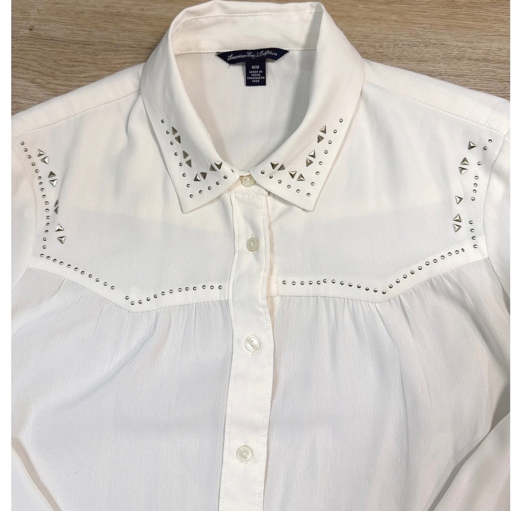 American Eagle Studded Western Blouse Womens M Cream
(Missing a few studs)